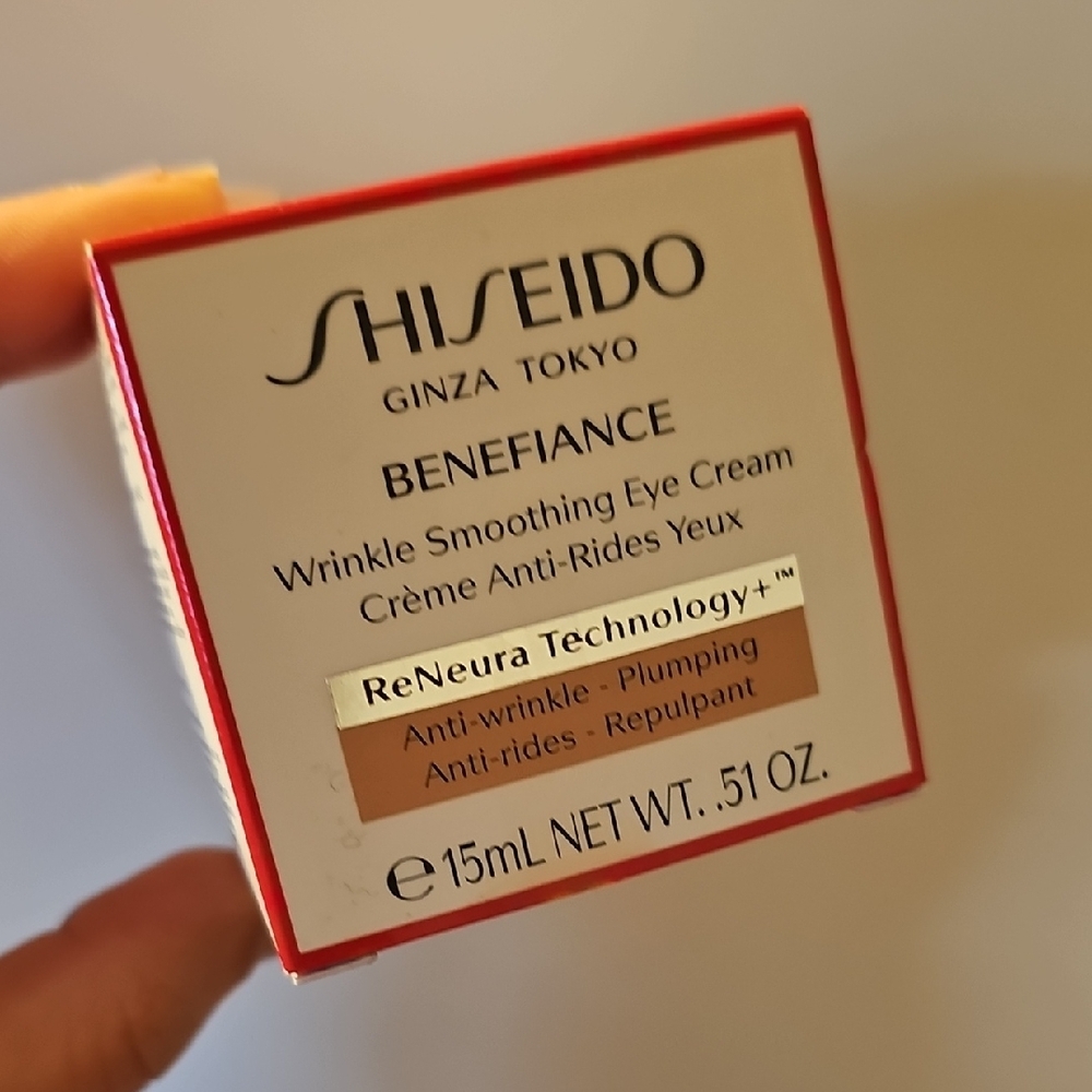 Shiseido Benefiance Wrinkle Smoothing Eye Cream - White and Red